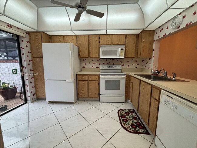 Foto del edificio - 6453 Pinehurst Cir