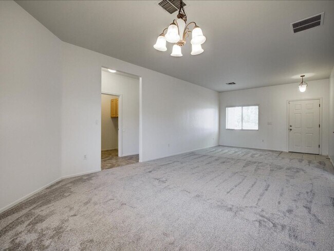 Foto del edificio - 4 Bed/2 Bath w/ 3 Car Garage and Mountain ...