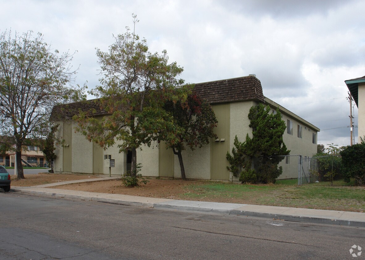 Building Photo - 394 Zenith St