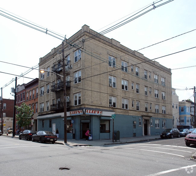 Building Photo - 63 Poplar St