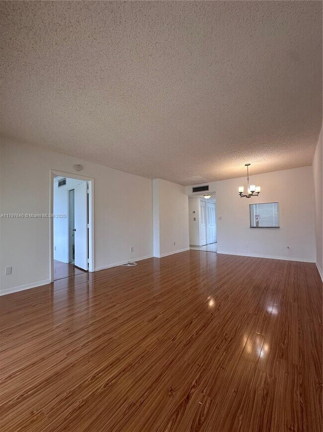 Foto del edificio - 5860 NW 64th Ave