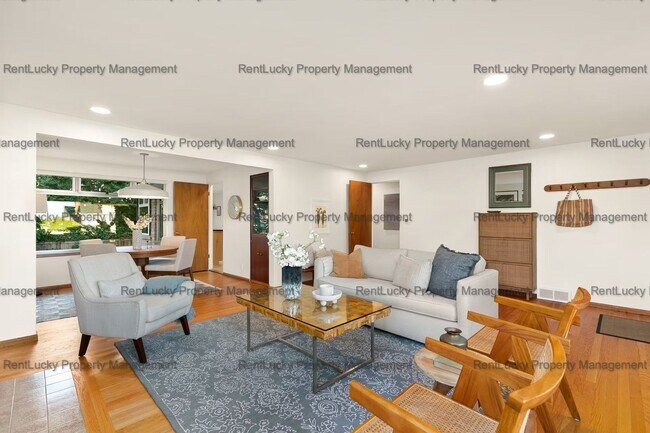 Foto del edificio - Charming Magnolia Home with Sunny Deck & F...