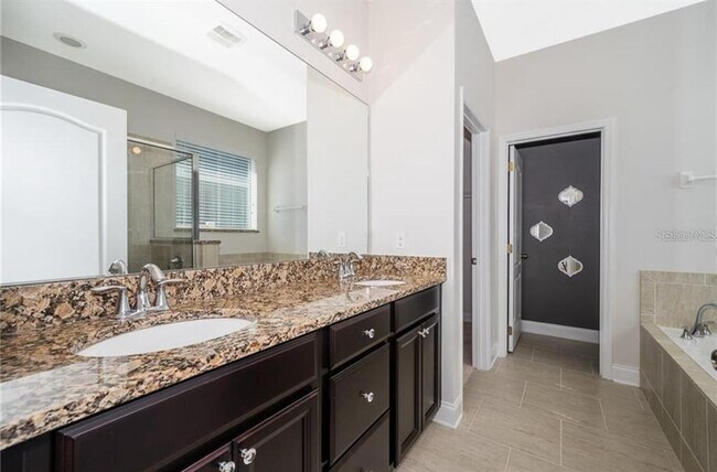 Foto del edificio - 8754 Ribault Ave