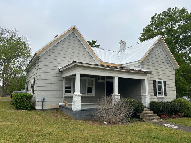 Foto del edificio - Madison Co. –3Bedroom, 1 Bathroom- Comer, GA – QUIET NEIGHBORHOOD – HOME SITS ON BEAUTIFUL CORNER...