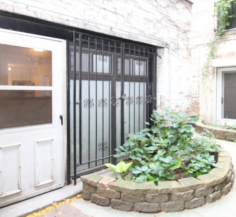 Primary Photo - 1011 N La Salle Dr
