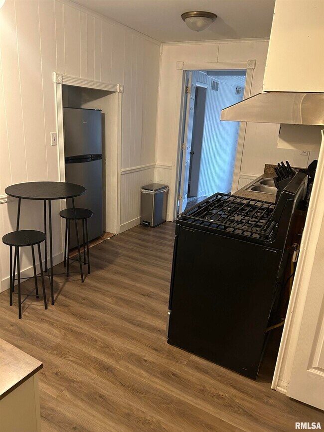 Foto del edificio - 5106 N Glen Elm Dr
