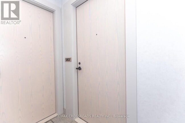 Photo du bâtiment - 8 Interchange Wy