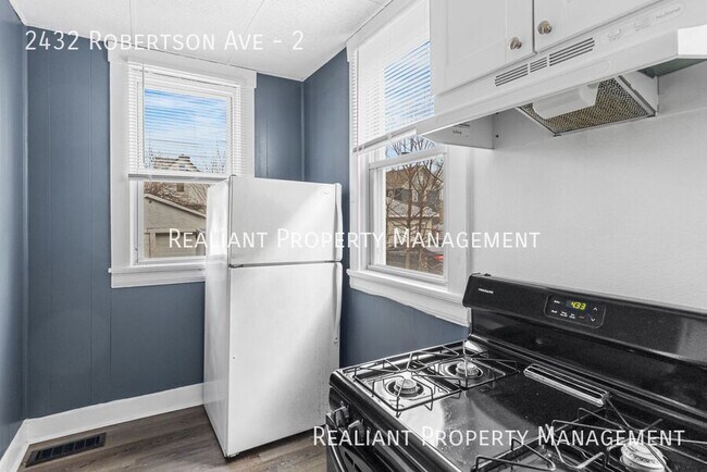 Foto del edificio - 2432 Robertson Ave