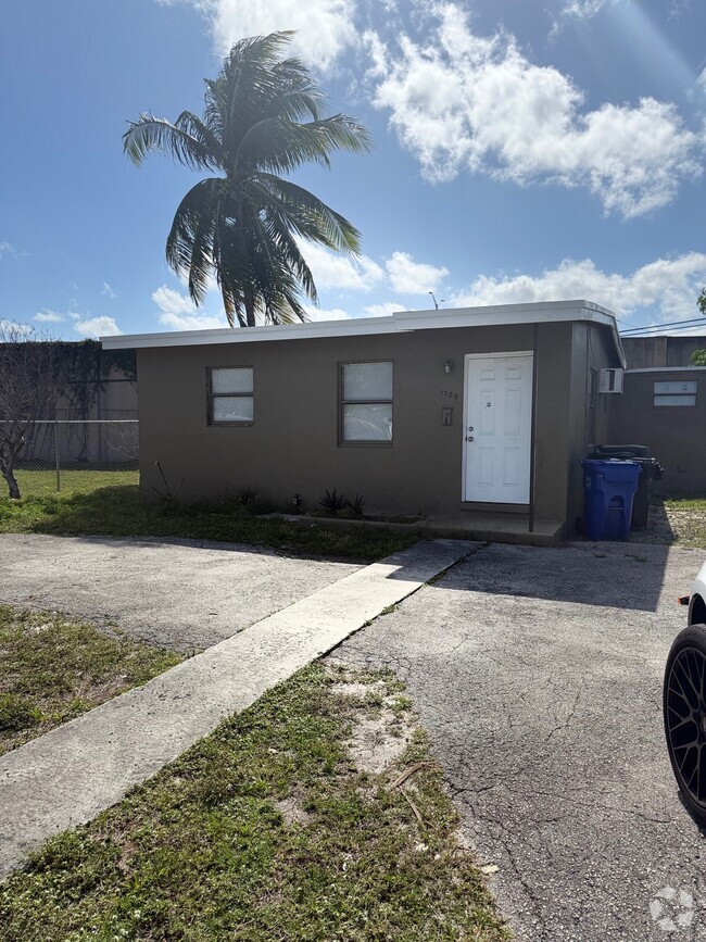 Building Photo - 1708 Lauderdale Manor Dr
