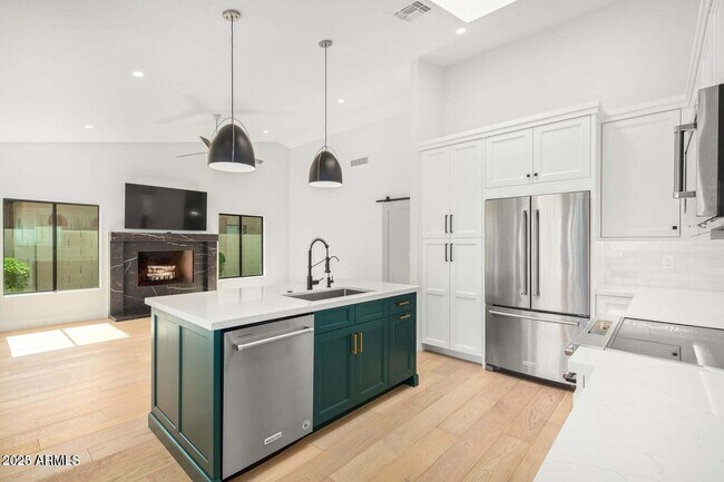 Building Photo - 5715 E Campo Bello Dr