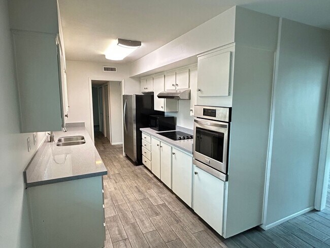 Building Photo - North Central 3 bed 2 bath