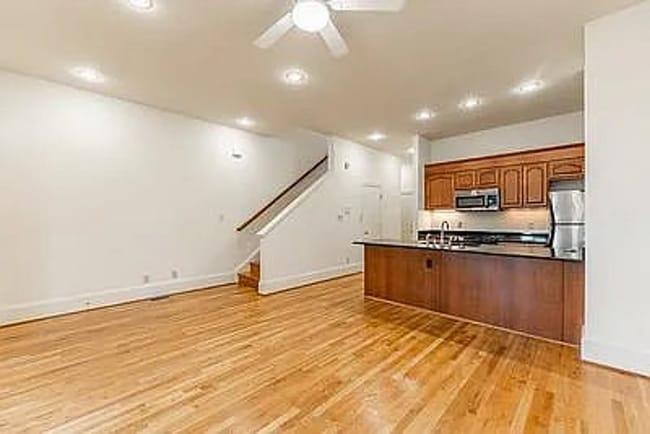 Building Photo - Gorgeous 3bd 3bath home available 08/07