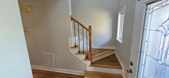 Foto del edificio - Beautiful 4 bedroom 3.5 bath near Clemmons