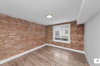 Building Photo - 1220 N La Salle Dr