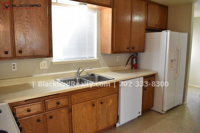 Building Photo - 304 Greenbriar Townhouse Way