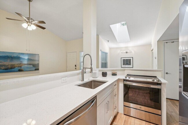 Building Photo - 1050 Crystal Way