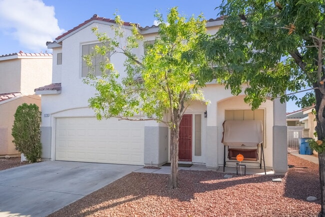 Casa mediterránea/española con techo de tejas, garaje, entrada y revestimiento de estuco. - 1179 Antoinette St