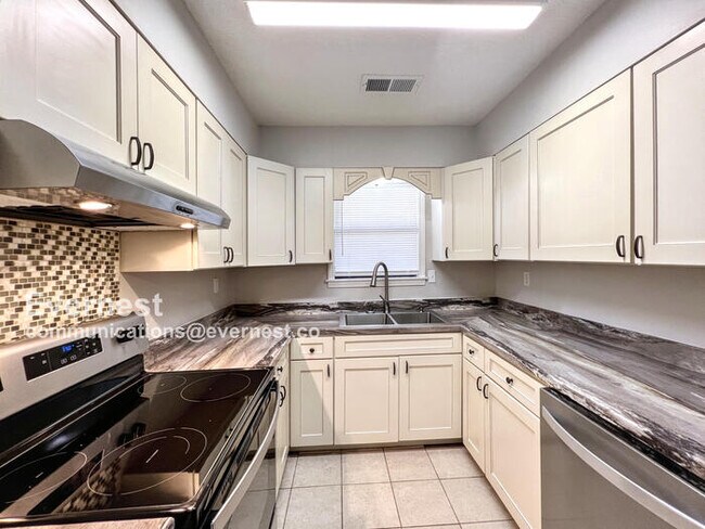 Foto del edificio - 7329 Eastover Dr