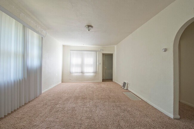 Foto del edificio - 18 8th Ave NW