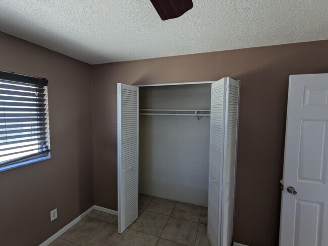 Armario en la habitación principal - 430 Patrick Ave