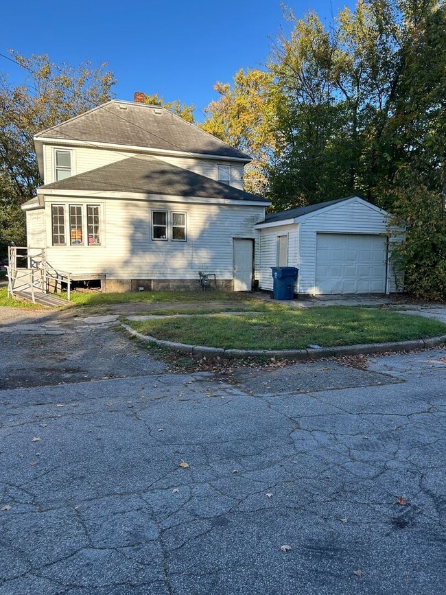 Building Photo - 1219 N 5th St