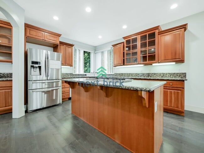 Building Photo - 4 bedroom, 2.5 Bathroom, 3 car garage Craftsman style home in Bellevue, WA