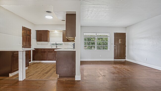 Building Photo - 5518 Riviera Dr