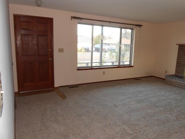 Building Photo - 2860 Willow Dr