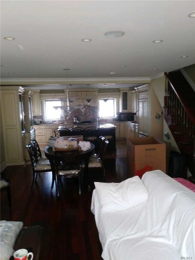 Foto del edificio - 53-78-78 63rd St