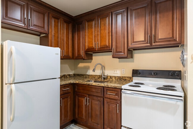 2BR, 1BA - 850SF - Balcony - Kitchen - 832 Packard St