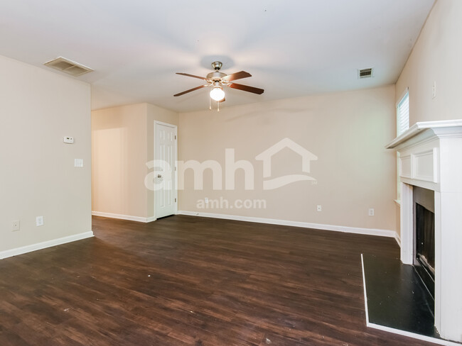 Foto del edificio - 349 Hidden Creek Ln