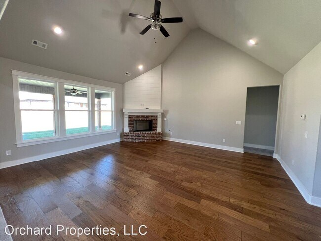 Building Photo - 5 br, 3 bath House - 1052 Morra Ave.