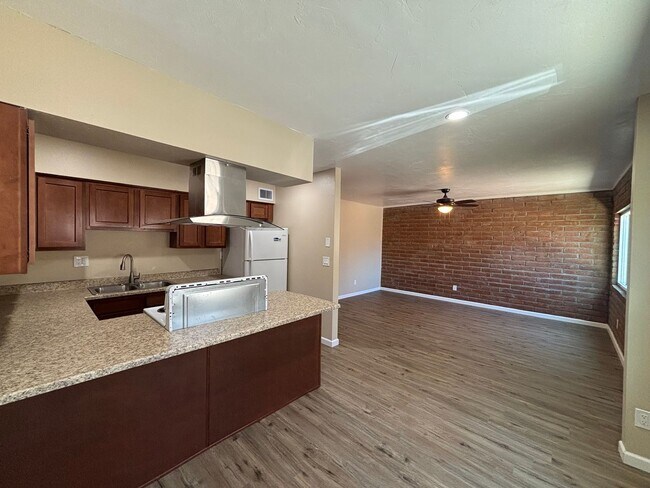 Foto del edificio - 3960 E Flower St