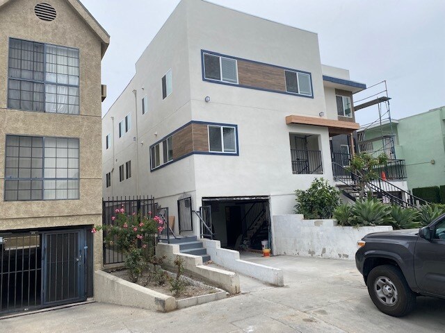 Building Photo - 4832 Rosewood Ave
