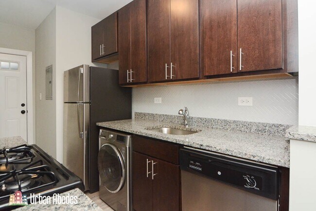 Building Photo - 711 W Brompton Ave