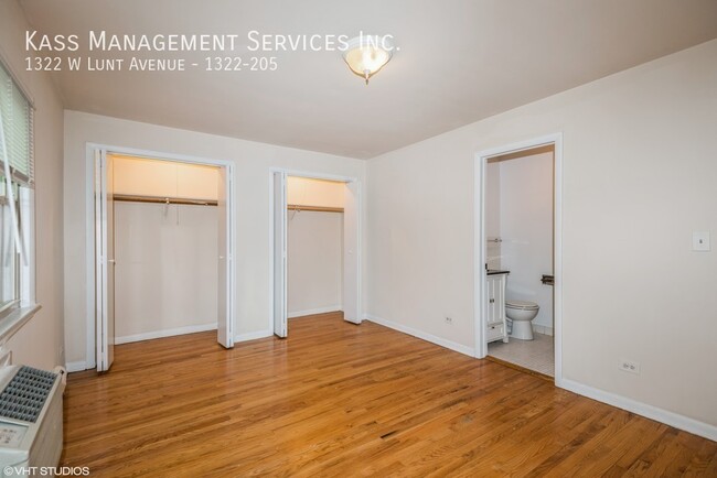 Building Photo - Spacious 3 br/2 bath Rogers Park unit, wat...