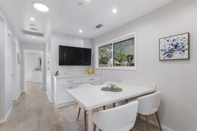 Foto del edificio - Three bedroom, Two bath, Single level home.