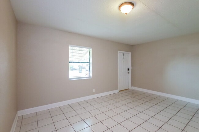 Building Photo - 1120 NW 17th Ave