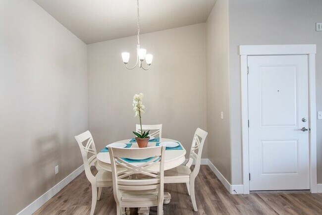 Building Photo - Beautiful Condo in Springville