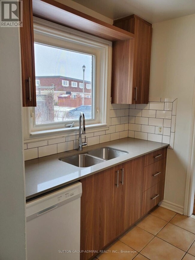 Building Photo - 7 Town House Crescent