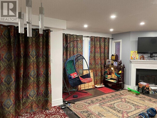 Building Photo - 2657 Lindholm Crescent