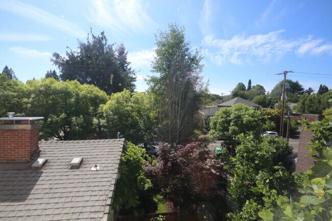 Foto del edificio - Spacious upper 3-bedroom unit with 2 full ...
