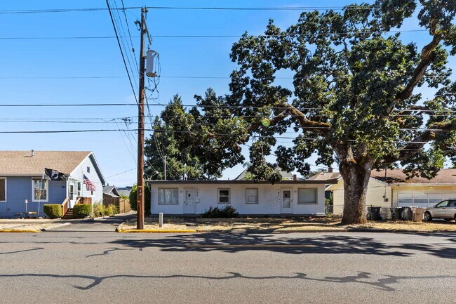 Foto del edificio - MOVE IN SPECIALCharming 2 bedroom duplex