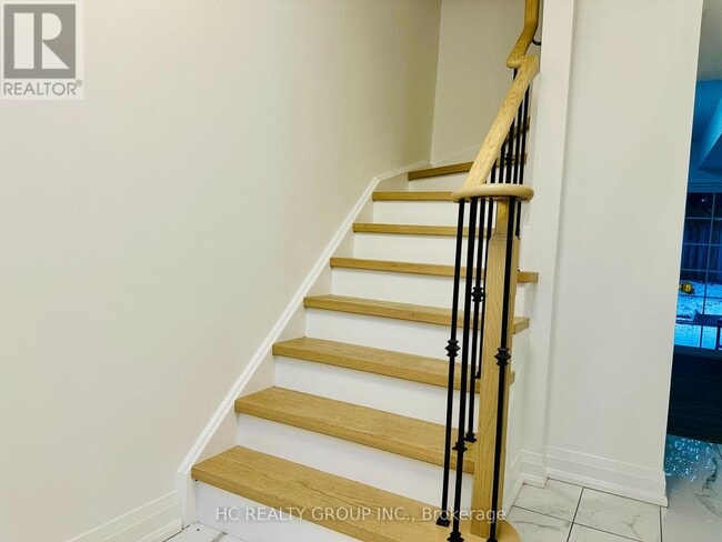 Photo du bâtiment - 76 Mosaics Ave