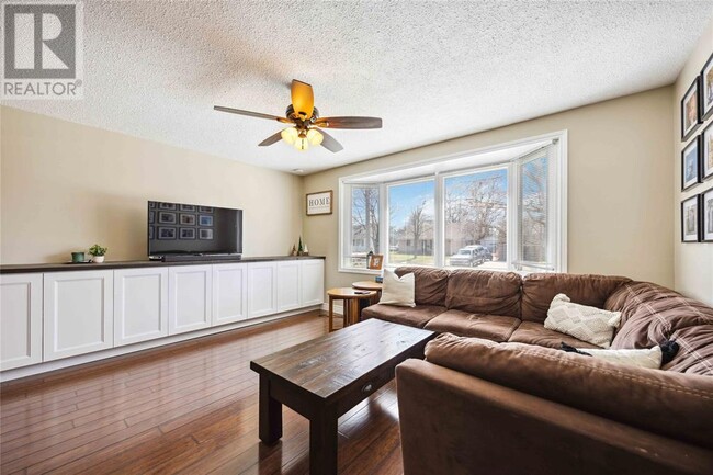 Building Photo - 654 Charlesworth Dr
