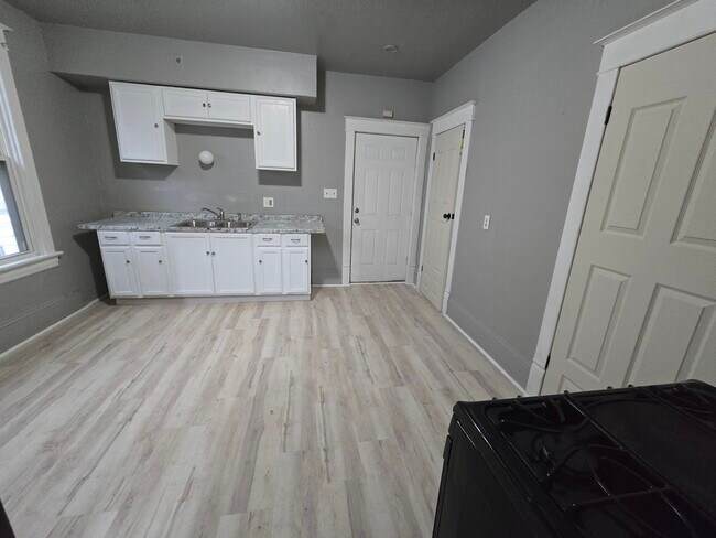 Building Photo - 1608 W Lincoln Ave