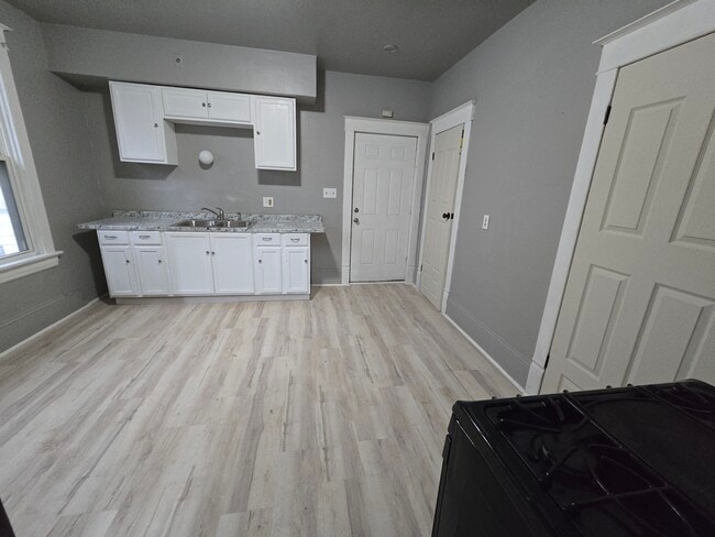 Building Photo - 1608 W Lincoln Ave