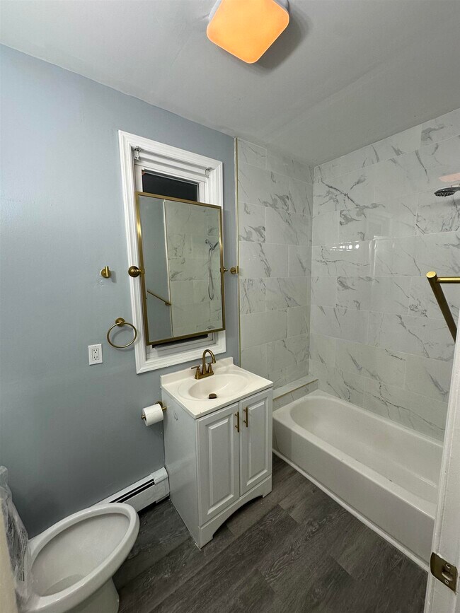 Foto del edificio - 313 Pearsall Ave