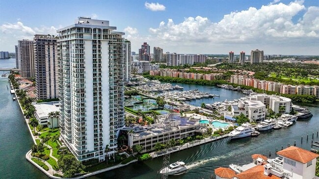 Foto del edificio - 19707 Turnberry Way