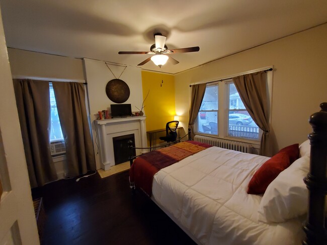 Foto del edificio - 2909 Montrose Ave